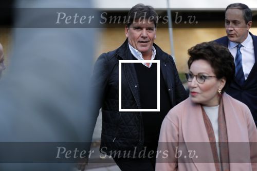 Amsterdam 6 november 2018
Advocaat Gert-Jan Knoops arriveert samen met Frank Masmeijer en zijn vrouw Carry Knoops bij de rechtbank in Amsterdam. De rechtbank in Amsterdam behandelt dinsdag de uitleveringszaak tegen de voormalig-tv-presentator.