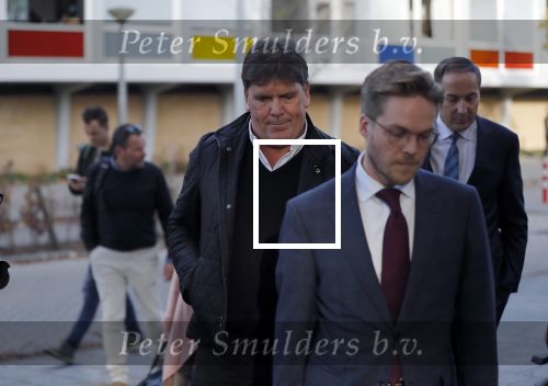 Amsterdam 6 november 2018
Advocaat Gert-Jan Knoops arriveert samen met Frank Masmeijer en zijn vrouw Carry Knoops bij de rechtbank in Amsterdam. De rechtbank in Amsterdam behandelt dinsdag de uitleveringszaak tegen de voormalig-tv-presentator.