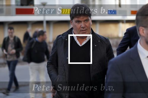 Amsterdam 6 november 2018
Advocaat Gert-Jan Knoops arriveert samen met Frank Masmeijer en zijn vrouw Carry Knoops bij de rechtbank in Amsterdam. De rechtbank in Amsterdam behandelt dinsdag de uitleveringszaak tegen de voormalig-tv-presentator.