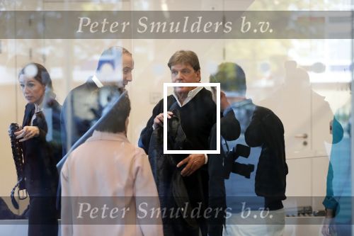 Amsterdam 6 november 2018
Advocaat Gert-Jan Knoops arriveert samen met Frank Masmeijer en zijn vrouw Carry Knoops bij de rechtbank in Amsterdam. De rechtbank in Amsterdam behandelt dinsdag de uitleveringszaak tegen de voormalig-tv-presentator.