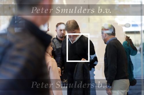 Amsterdam 6 november 2018
Advocaat Gert-Jan Knoops arriveert samen met Frank Masmeijer en zijn vrouw Carry Knoops bij de rechtbank in Amsterdam. De rechtbank in Amsterdam behandelt dinsdag de uitleveringszaak tegen de voormalig-tv-presentator.