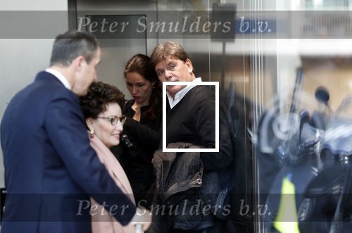 Amsterdam 6 november 2018
Advocaat Gert-Jan Knoops arriveert samen met Frank Masmeijer en zijn vrouw Carry Knoops bij de rechtbank in Amsterdam. De rechtbank in Amsterdam behandelt dinsdag de uitleveringszaak tegen de voormalig-tv-presentator.