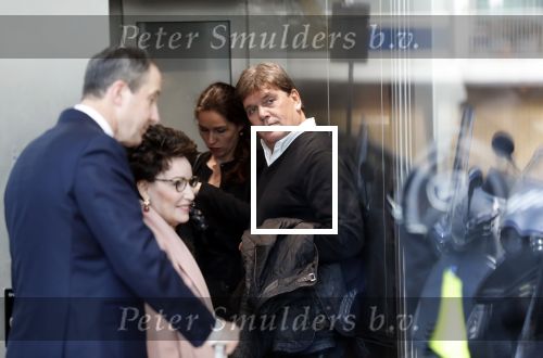 Amsterdam 6 november 2018
Advocaat Gert-Jan Knoops arriveert samen met Frank Masmeijer en zijn vrouw Carry Knoops bij de rechtbank in Amsterdam. De rechtbank in Amsterdam behandelt dinsdag de uitleveringszaak tegen de voormalig-tv-presentator.