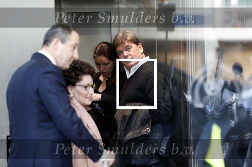 Amsterdam 6 november 2018
Advocaat Gert-Jan Knoops arriveert samen met Frank Masmeijer en zijn vrouw Carry Knoops bij de rechtbank in Amsterdam. De rechtbank in Amsterdam behandelt dinsdag de uitleveringszaak tegen de voormalig-tv-presentator.