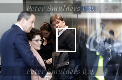 Amsterdam 6 november 2018
Advocaat Gert-Jan Knoops arriveert samen met Frank Masmeijer en zijn vrouw Carry Knoops bij de rechtbank in Amsterdam. De rechtbank in Amsterdam behandelt dinsdag de uitleveringszaak tegen de voormalig-tv-presentator.