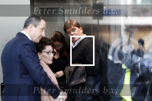 Amsterdam 6 november 2018
Advocaat Gert-Jan Knoops arriveert samen met Frank Masmeijer en zijn vrouw Carry Knoops bij de rechtbank in Amsterdam. De rechtbank in Amsterdam behandelt dinsdag de uitleveringszaak tegen de voormalig-tv-presentator.