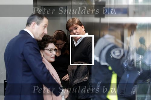 Amsterdam 6 november 2018
Advocaat Gert-Jan Knoops arriveert samen met Frank Masmeijer en zijn vrouw Carry Knoops bij de rechtbank in Amsterdam. De rechtbank in Amsterdam behandelt dinsdag de uitleveringszaak tegen de voormalig-tv-presentator.