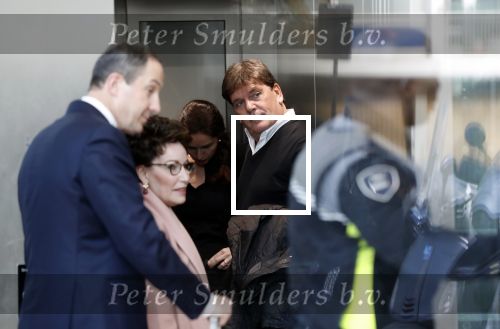Amsterdam 6 november 2018
Advocaat Gert-Jan Knoops arriveert samen met Frank Masmeijer en zijn vrouw Carry Knoops bij de rechtbank in Amsterdam. De rechtbank in Amsterdam behandelt dinsdag de uitleveringszaak tegen de voormalig-tv-presentator.