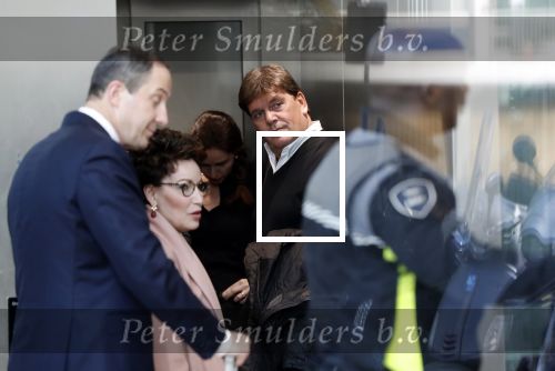 Amsterdam 6 november 2018
Advocaat Gert-Jan Knoops arriveert samen met Frank Masmeijer en zijn vrouw Carry Knoops bij de rechtbank in Amsterdam. De rechtbank in Amsterdam behandelt dinsdag de uitleveringszaak tegen de voormalig-tv-presentator.