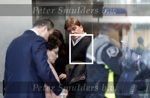 Amsterdam 6 november 2018
Advocaat Gert-Jan Knoops arriveert samen met Frank Masmeijer en zijn vrouw Carry Knoops bij de rechtbank in Amsterdam. De rechtbank in Amsterdam behandelt dinsdag de uitleveringszaak tegen de voormalig-tv-presentator.