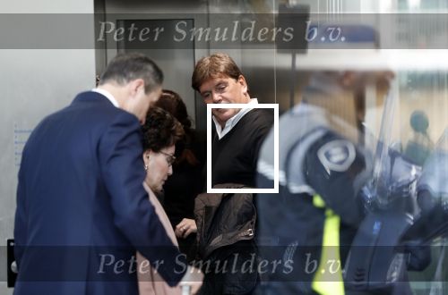 Amsterdam 6 november 2018
Advocaat Gert-Jan Knoops arriveert samen met Frank Masmeijer en zijn vrouw Carry Knoops bij de rechtbank in Amsterdam. De rechtbank in Amsterdam behandelt dinsdag de uitleveringszaak tegen de voormalig-tv-presentator.
