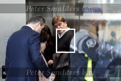 Amsterdam 6 november 2018
Advocaat Gert-Jan Knoops arriveert samen met Frank Masmeijer en zijn vrouw Carry Knoops bij de rechtbank in Amsterdam. De rechtbank in Amsterdam behandelt dinsdag de uitleveringszaak tegen de voormalig-tv-presentator.
