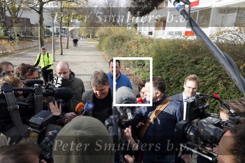 Amsterdam 13 november 2018
Frank Masmeijer komt met zijn advocaat Carry Knoops aan bij de rechtbank. Heel veel pers vangt hem op. Hij wordt daarna meteen uitgeleverd aan Belgie.