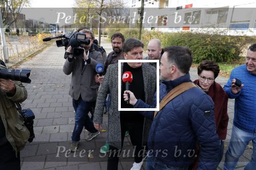Amsterdam 13 november 2018
Frank Masmeijer komt met zijn advocaat Carry Knoops aan bij de rechtbank. Heel veel pers vangt hem op. Hij wordt daarna meteen uitgeleverd aan Belgie.
