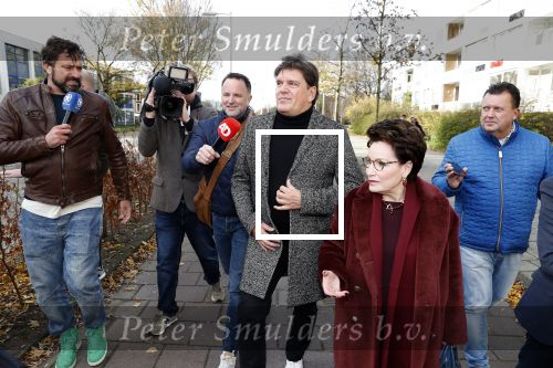 Amsterdam 13 november 2018
Frank Masmeijer komt met zijn advocaat Carry Knoops aan bij de rechtbank. Heel veel pers vangt hem op. Hij wordt daarna meteen uitgeleverd aan Belgie.