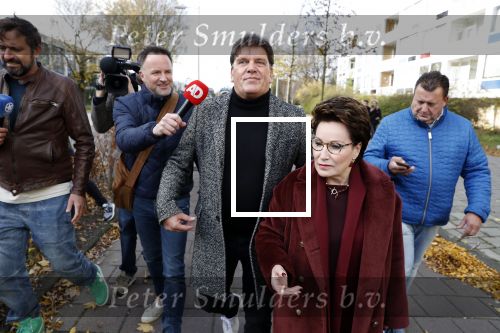 Amsterdam 13 november 2018
Frank Masmeijer komt met zijn advocaat Carry Knoops aan bij de rechtbank. Heel veel pers vangt hem op. Hij wordt daarna meteen uitgeleverd aan Belgie.
