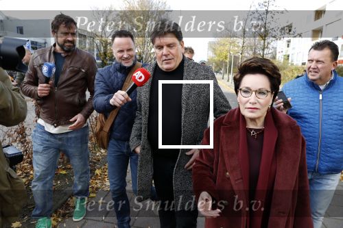 Amsterdam 13 november 2018
Frank Masmeijer komt met zijn advocaat Carry Knoops aan bij de rechtbank. Heel veel pers vangt hem op. Hij wordt daarna meteen uitgeleverd aan Belgie.