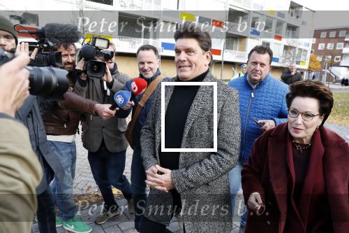 Amsterdam 13 november 2018
Frank Masmeijer komt met zijn advocaat Carry Knoops aan bij de rechtbank. Heel veel pers vangt hem op. Hij wordt daarna meteen uitgeleverd aan Belgie.