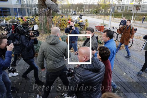 Amsterdam 13 november 2018
Frank Masmeijer komt met zijn advocaat Carry Knoops aan bij de rechtbank. Heel veel pers vangt hem op. Hij wordt daarna meteen uitgeleverd aan Belgie.