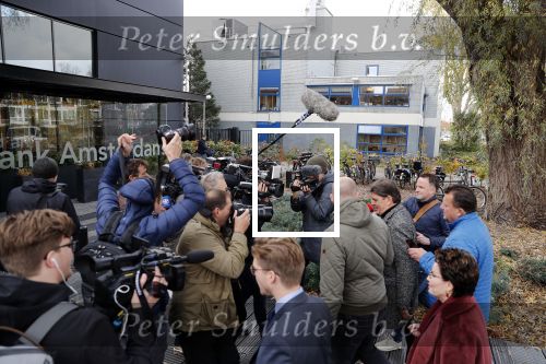 Amsterdam 13 november 2018
Frank Masmeijer komt met zijn advocaat Carry Knoops aan bij de rechtbank. Heel veel pers vangt hem op. Hij wordt daarna meteen uitgeleverd aan Belgie.