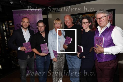 Amsterdam 1 november 2018
Boekpresentatie Frank Waals op Rembrandtplein.  Aanwezig oa Harrie Klooster Barry Stevens Inge Ipenburg en Mariska v Kolck