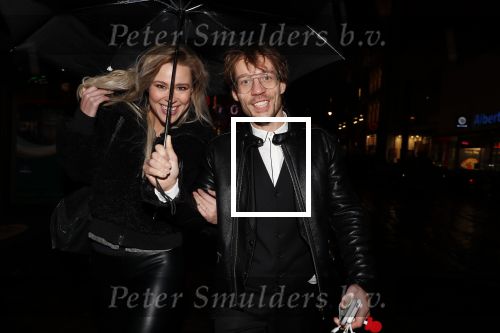 Amsterdam 30 oktober 2018
Giel Beelen en Celine Huijsmans onder een paraplu in Amsterdam centrum.