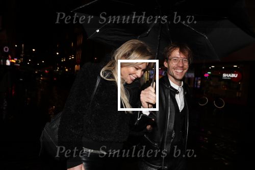 Amsterdam 30 oktober 2018
Giel Beelen en Celine Huijsmans onder een paraplu in Amsterdam centrum.