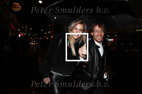 Amsterdam 30 oktober 2018
Giel Beelen en Celine Huijsmans onder een paraplu in Amsterdam centrum.