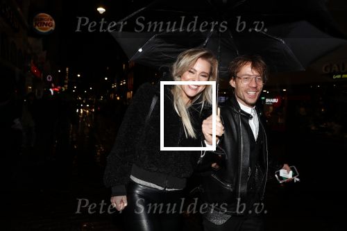 Amsterdam 30 oktober 2018
Giel Beelen en Celine Huijsmans onder een paraplu in Amsterdam centrum.
