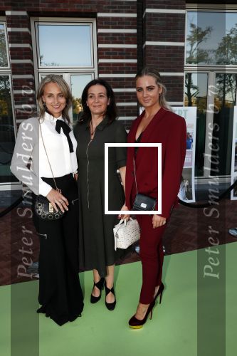 Amsterdam 4 oktober 2018
Gala ten bate van het Kluivert Dog rescue center op Curacao (patrick en Rosanna Kluivert) in het Pescana Hotel. Henriette en Estella Bergkamp en Nino Wilkes