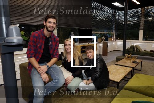 Hilversum 6 november 2018
Dries Roelvink interviewt voor Story Quincy Wilson Luc v Essen en Julia v Helvoirt uit het sbs6 programma house of Talent