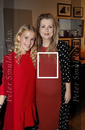 Amsterdam 30 oktober 2018
Boekpresentatie Kelly Weekers. Haar man John Ewbank reikte het eerste boek uit. Jennifer Ewbank zwanger net nichtje Day