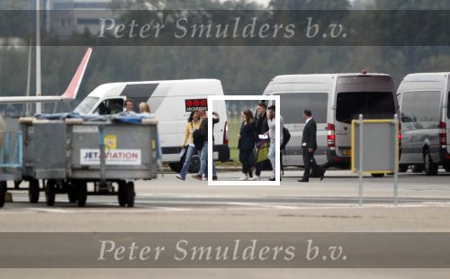 Schiphol Oost 4 oktober 2018
Vrienden van Johnny de Mol en zijn vrouw Anouk vertrekken vanaf schiphol oost met een prive vliegtuig naar Portugal. Aanwezig oa Willek Alberti  , broer Kaj Lerby met gezin Dinand en Lucy Woesthoff John Ewbank en Kelly Weekers Katja Schuurman en Freek v Noordwijk Tony Berk manager Carlijn de Vries met man Nikkie Plessen en Linda de Mol met Jeroen Rietbergen en kinderen Noah en Julian.