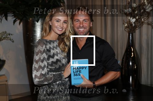 Amsterdam 30 oktober 2018
Boekpresentatie Kelly Weekers. Haar man John Ewbank reikte het eerste boek uit. Dochter Scottie en Day Ewbank waren ook aanwezig.