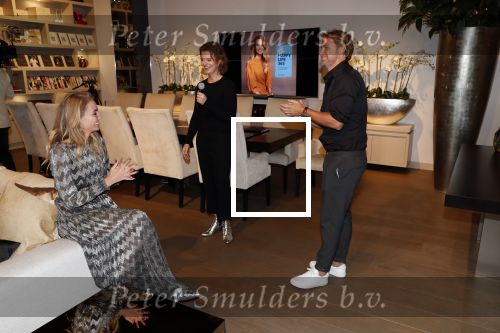 Amsterdam 30 oktober 2018
Boekpresentatie Kelly Weekers. Haar man John Ewbank reikte het eerste boek uit.