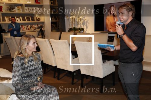 Amsterdam 30 oktober 2018
Boekpresentatie Kelly Weekers. Haar man John Ewbank reikte het eerste boek uit.