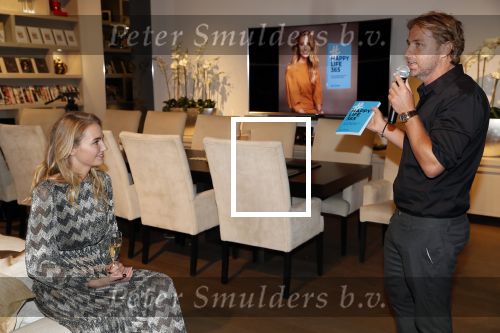 Amsterdam 30 oktober 2018
Boekpresentatie Kelly Weekers. Haar man John Ewbank reikte het eerste boek uit.
