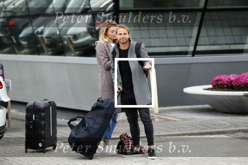 Schiphol Oost 4 oktober 2018
Vrienden van Johnny de Mol en zijn vrouw Anouk vertrekken vanaf schiphol oost met een prive vliegtuig naar Portugal. Aanwezig oa Willek Alberti  , broer Kaj Lerby met gezin Dinand en Lucy Woesthoff John Ewbank en Kelly Weekers Katja Schuurman en Freek v Noordwijk Tony Berk manager Carlijn de Vries met man Nikkie Plessen en Linda de Mol met Jeroen Rietbergen en kinderen Noah en Julian.