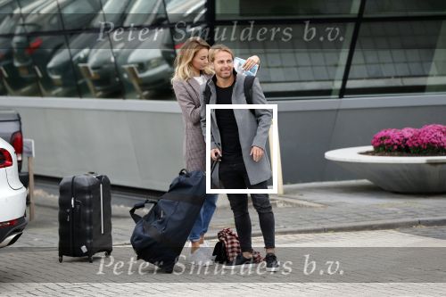 Schiphol Oost 4 oktober 2018
Vrienden van Johnny de Mol en zijn vrouw Anouk vertrekken vanaf schiphol oost met een prive vliegtuig naar Portugal. Aanwezig oa Willek Alberti  , broer Kaj Lerby met gezin Dinand en Lucy Woesthoff John Ewbank en Kelly Weekers Katja Schuurman en Freek v Noordwijk Tony Berk manager Carlijn de Vries met man Nikkie Plessen en Linda de Mol met Jeroen Rietbergen en kinderen Noah en Julian.