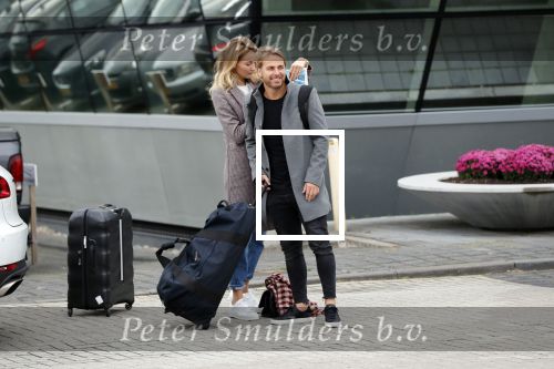 Schiphol Oost 4 oktober 2018
Vrienden van Johnny de Mol en zijn vrouw Anouk vertrekken vanaf schiphol oost met een prive vliegtuig naar Portugal. Aanwezig oa Willek Alberti  , broer Kaj Lerby met gezin Dinand en Lucy Woesthoff John Ewbank en Kelly Weekers Katja Schuurman en Freek v Noordwijk Tony Berk manager Carlijn de Vries met man Nikkie Plessen en Linda de Mol met Jeroen Rietbergen en kinderen Noah en Julian.