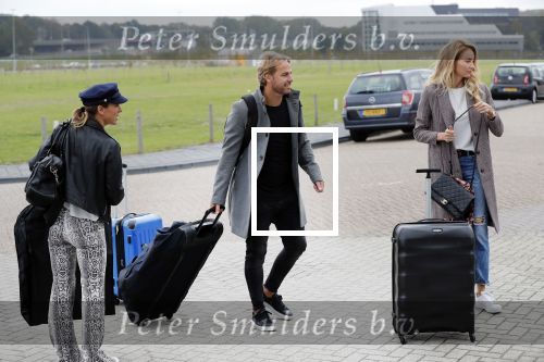 Schiphol Oost 4 oktober 2018
Vrienden van Johnny de Mol en zijn vrouw Anouk vertrekken vanaf schiphol oost met een prive vliegtuig naar Portugal. Aanwezig oa Willek Alberti  , broer Kaj Lerby met gezin Dinand en Lucy Woesthoff John Ewbank en Kelly Weekers Katja Schuurman en Freek v Noordwijk Tony Berk manager Carlijn de Vries met man Nikkie Plessen en Linda de Mol met Jeroen Rietbergen en kinderen Noah en Julian.