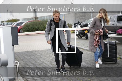 Schiphol Oost 4 oktober 2018
Vrienden van Johnny de Mol en zijn vrouw Anouk vertrekken vanaf schiphol oost met een prive vliegtuig naar Portugal. Aanwezig oa Willek Alberti  , broer Kaj Lerby met gezin Dinand en Lucy Woesthoff John Ewbank en Kelly Weekers Katja Schuurman en Freek v Noordwijk Tony Berk manager Carlijn de Vries met man Nikkie Plessen en Linda de Mol met Jeroen Rietbergen en kinderen Noah en Julian.
