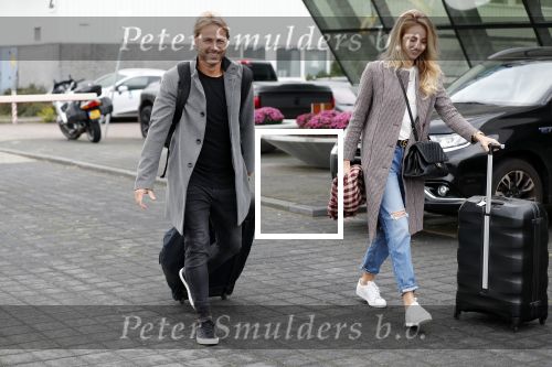 Schiphol Oost 4 oktober 2018
Vrienden van Johnny de Mol en zijn vrouw Anouk vertrekken vanaf schiphol oost met een prive vliegtuig naar Portugal. Aanwezig oa Willek Alberti  , broer Kaj Lerby met gezin Dinand en Lucy Woesthoff John Ewbank en Kelly Weekers Katja Schuurman en Freek v Noordwijk Tony Berk manager Carlijn de Vries met man Nikkie Plessen en Linda de Mol met Jeroen Rietbergen en kinderen Noah en Julian.