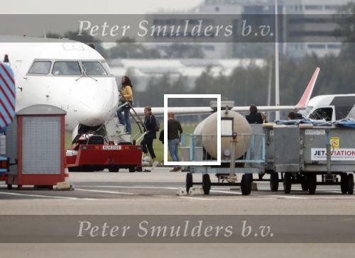 Schiphol Oost 4 oktober 2018
Vrienden van Johnny de Mol en zijn vrouw Anouk vertrekken vanaf schiphol oost met een prive vliegtuig naar Portugal. Aanwezig oa Willek Alberti  , broer Kaj Lerby met gezin Dinand en Lucy Woesthoff John Ewbank en Kelly Weekers Katja Schuurman en Freek v Noordwijk Tony Berk manager Carlijn de Vries met man Nikkie Plessen en Linda de Mol met Jeroen Rietbergen en kinderen Noah en Julian.