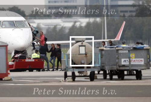 Schiphol Oost 4 oktober 2018
Vrienden van Johnny de Mol en zijn vrouw Anouk vertrekken vanaf schiphol oost met een prive vliegtuig naar Portugal. Aanwezig oa Willek Alberti  , broer Kaj Lerby met gezin Dinand en Lucy Woesthoff John Ewbank en Kelly Weekers Katja Schuurman en Freek v Noordwijk Tony Berk manager Carlijn de Vries met man Nikkie Plessen en Linda de Mol met Jeroen Rietbergen en kinderen Noah en Julian.