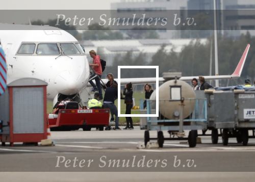 Schiphol Oost 4 oktober 2018
Vrienden van Johnny de Mol en zijn vrouw Anouk vertrekken vanaf schiphol oost met een prive vliegtuig naar Portugal. Aanwezig oa Willek Alberti  , broer Kaj Lerby met gezin Dinand en Lucy Woesthoff John Ewbank en Kelly Weekers Katja Schuurman en Freek v Noordwijk Tony Berk manager Carlijn de Vries met man Nikkie Plessen en Linda de Mol met Jeroen Rietbergen en kinderen Noah en Julian.