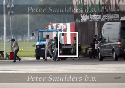 Schiphol Oost 4 oktober 2018
Vrienden van Johnny de Mol en zijn vrouw Anouk vertrekken vanaf schiphol oost met een prive vliegtuig naar Portugal. Aanwezig oa Willek Alberti  , broer Kaj Lerby met gezin Dinand en Lucy Woesthoff John Ewbank en Kelly Weekers Katja Schuurman en Freek v Noordwijk Tony Berk manager Carlijn de Vries met man Nikkie Plessen en Linda de Mol met Jeroen Rietbergen en kinderen Noah en Julian.