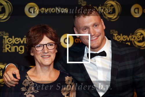 Amsterdam 11 oktober 2018
Uitreiking televizierring in AFAS LIVE.
Beau v Erven Dorens in de grote winnaar. Kaj Gorgels kwam met zijn moeder