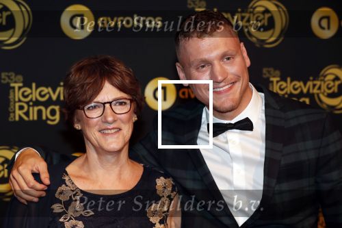 Amsterdam 11 oktober 2018
Uitreiking televizierring in AFAS LIVE.
Beau v Erven Dorens in de grote winnaar. Kaj Gorgels kwam met zijn moeder