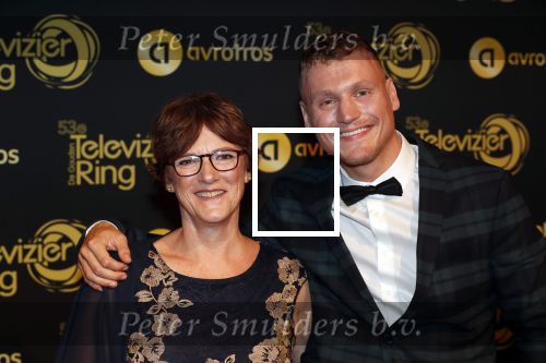Amsterdam 11 oktober 2018
Uitreiking televizierring in AFAS LIVE.
Beau v Erven Dorens in de grote winnaar. Kaj Gorgels kwam met zijn moeder